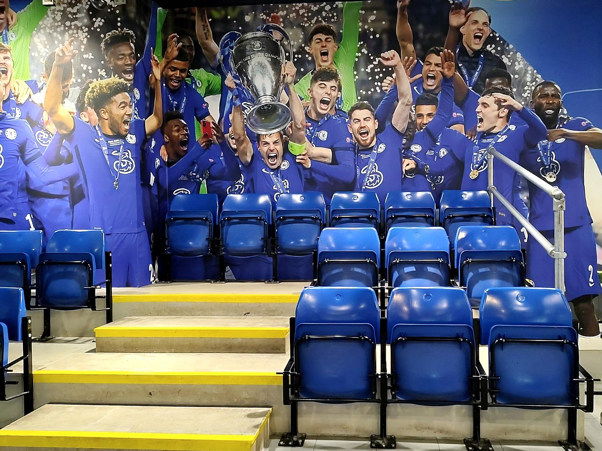 Wielki mural z podniesieniem pucharu Ligi Mistrzów przez piłkarzy Chelsea FC na trybunie stadionu