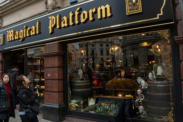 Sklep z pamiątkami Harry'ego Pottera przy Trafalgar Square w Londynie