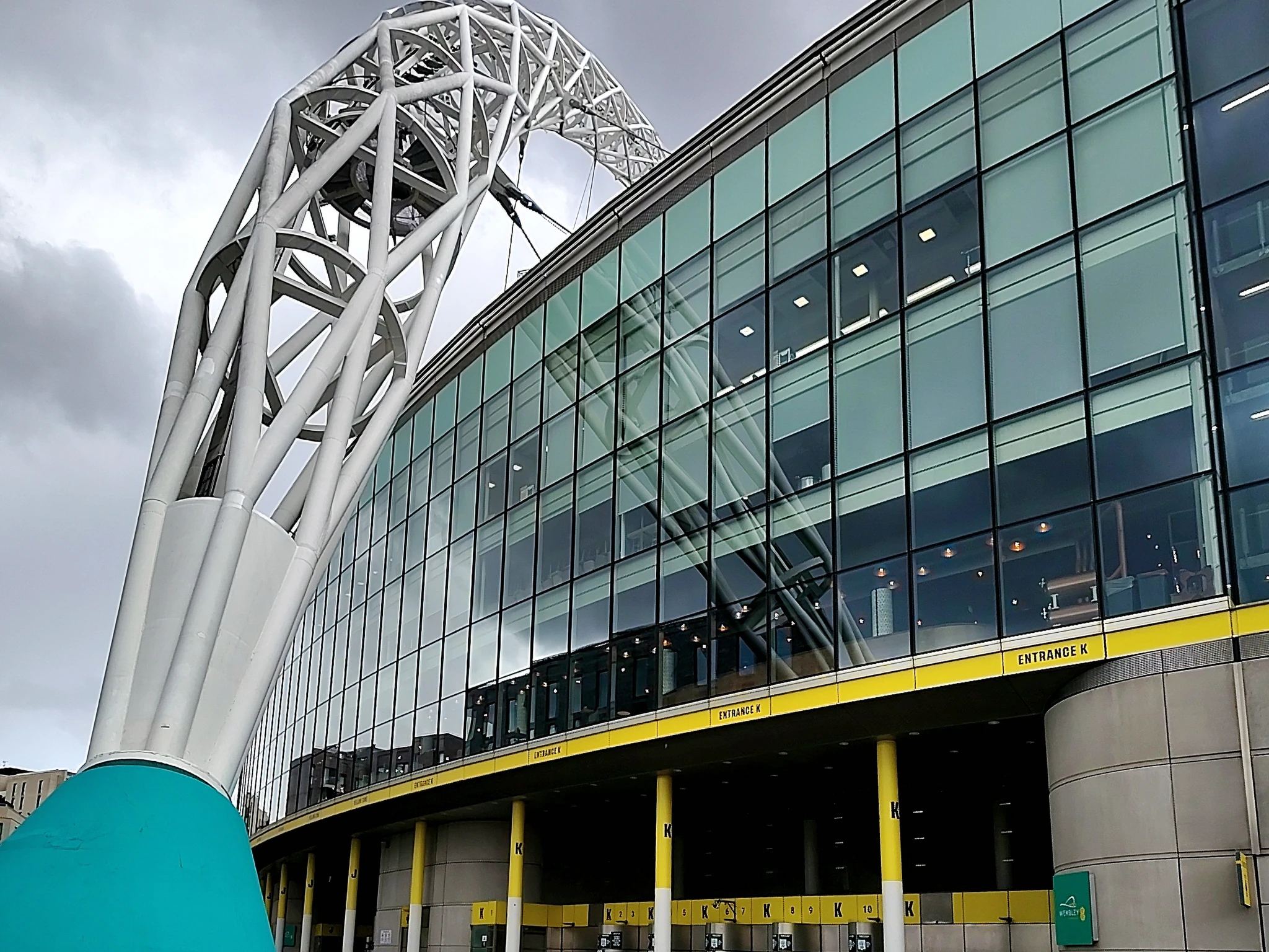luk stadionu wembley szklana fasada