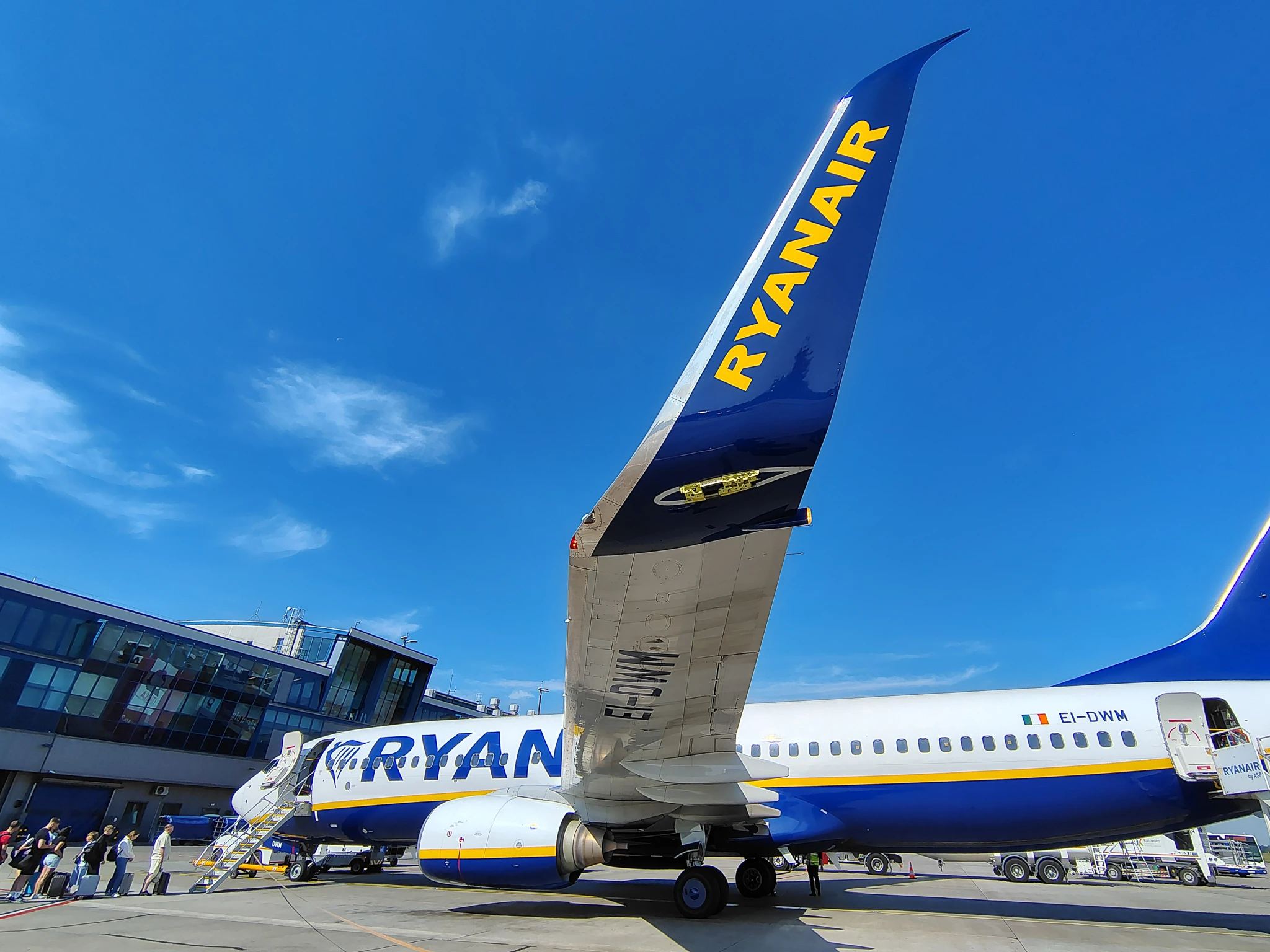 ryanair airplane katowice pyrzowice boarding