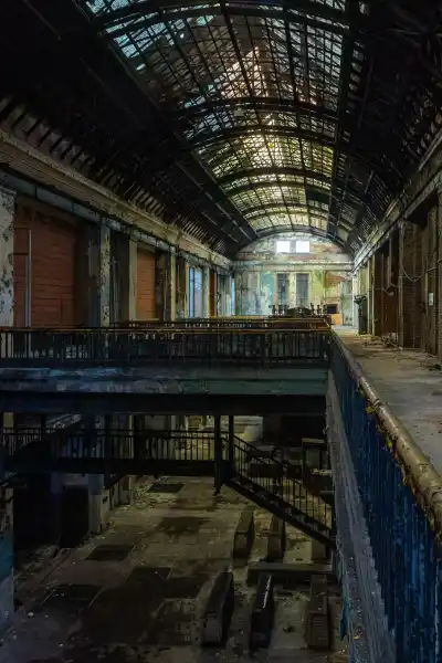 Przestrze  hali elektrociep owni z metalowymi galeriami i  ladami degradacji