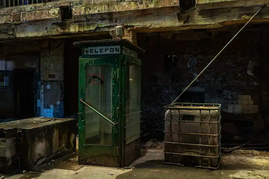 Zielona budka telefoniczna w industrialnym wn trzu elektrociep owni