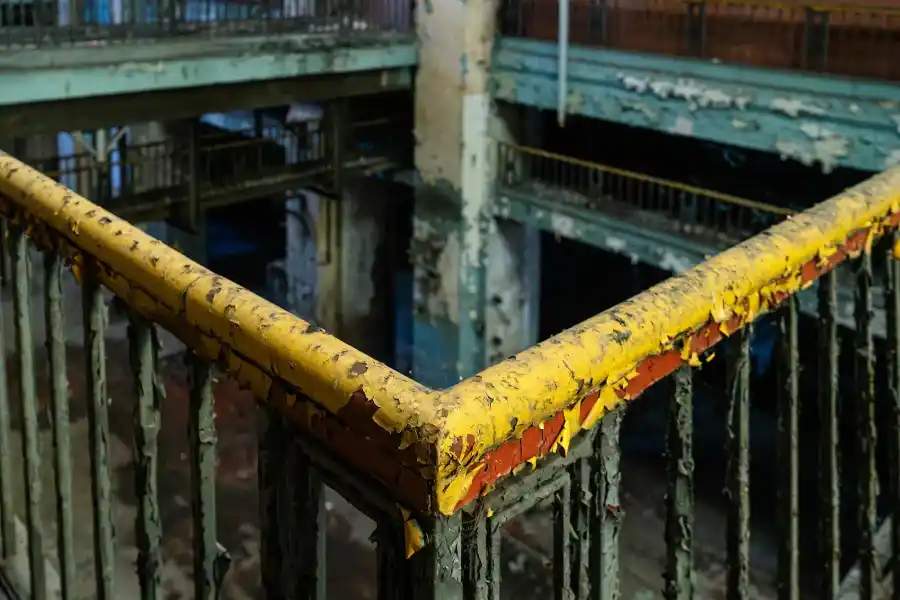Zniszczone kondygnacje i balustrady w industrialnym wn trzu elektrociep owni