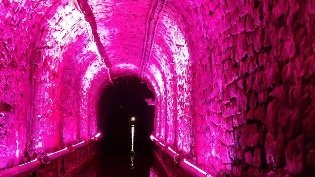 tunel iluminacja rozowa podziemny splyw luiza zabrze
