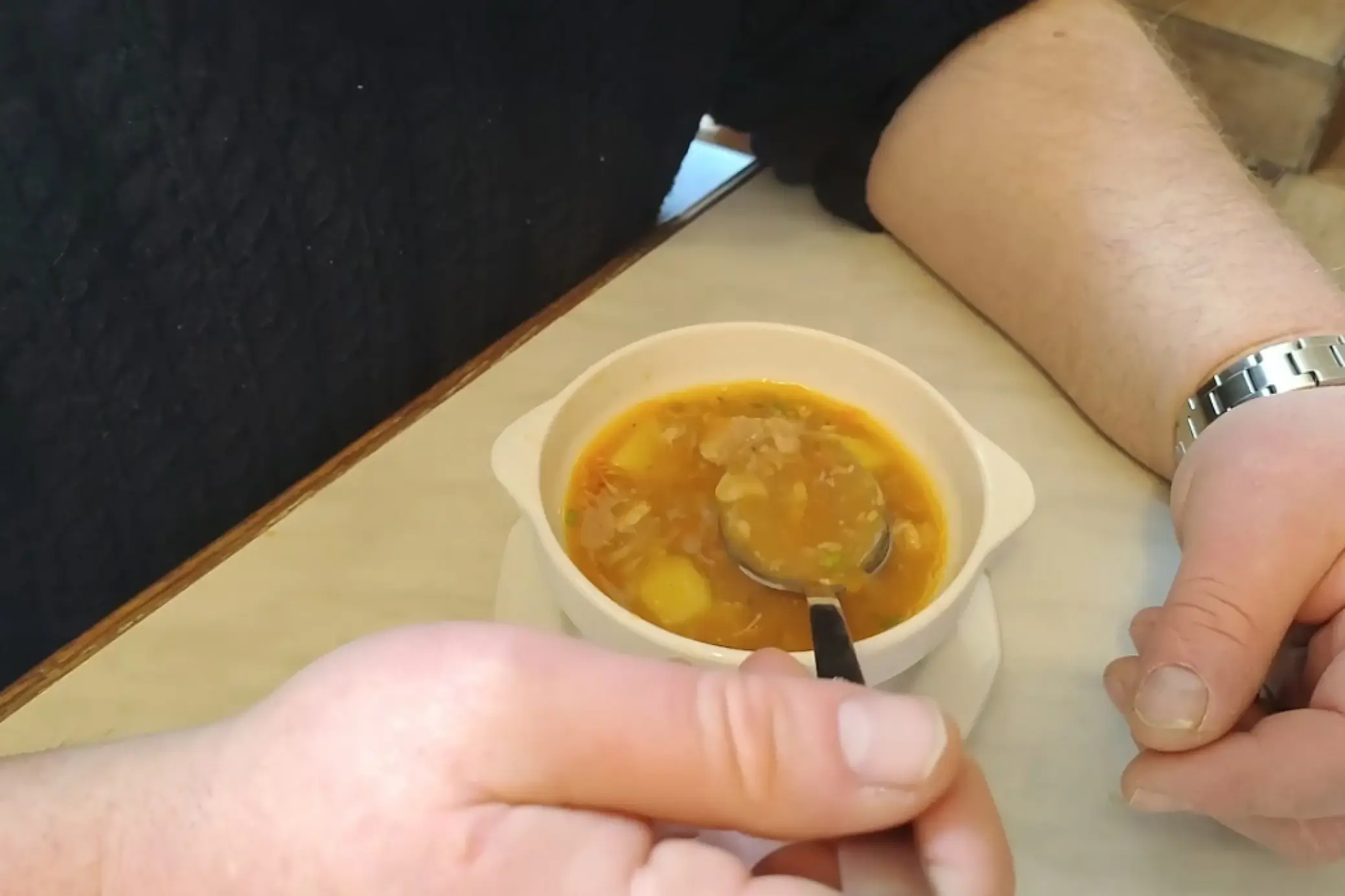 Zupa gulaszowa w Barze Grodzkim w Krakowie – rzadki wywar z mięsem i ziemniakami