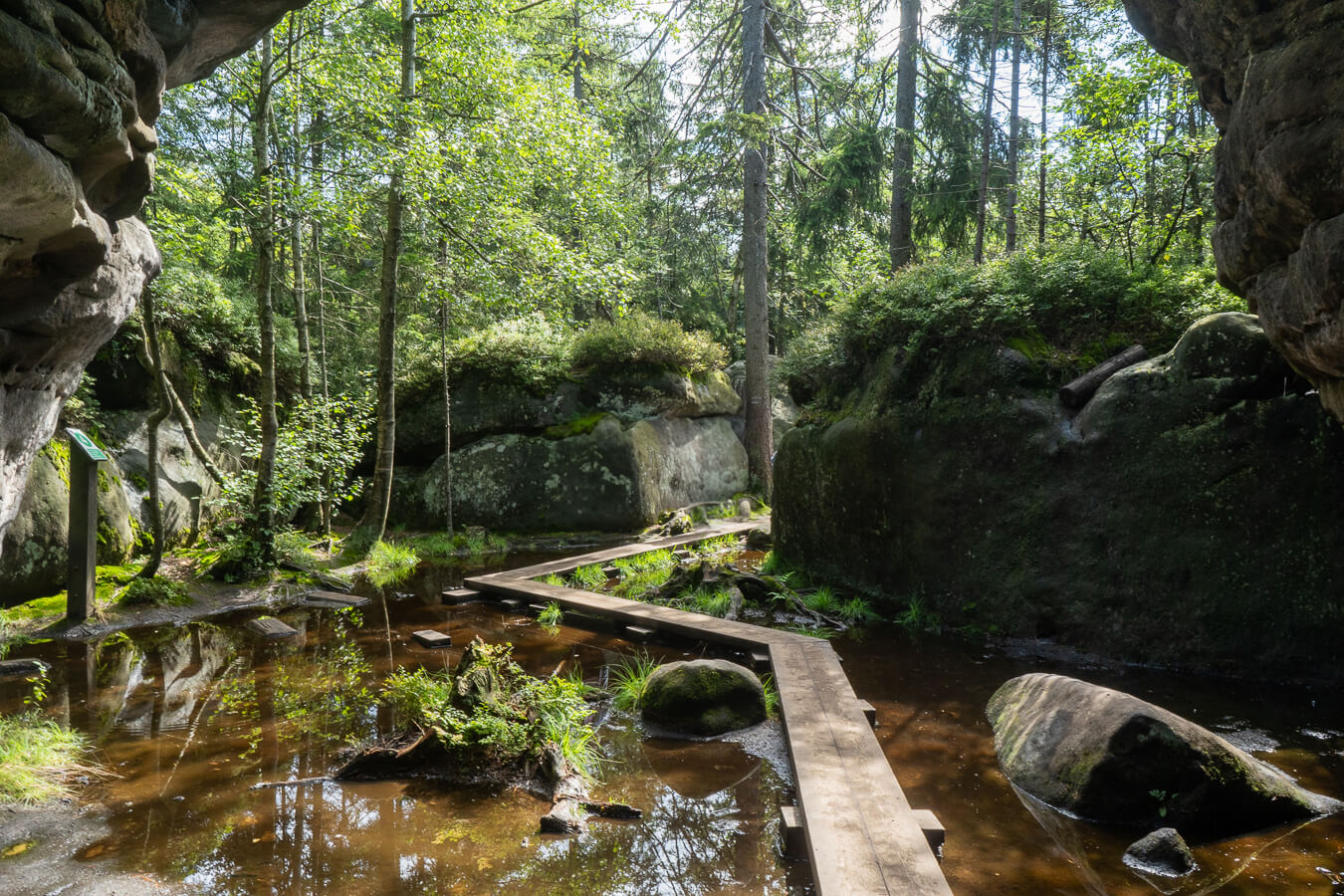 Błędne Skały- skalny labirynt Kładki w skalnym labiryncie