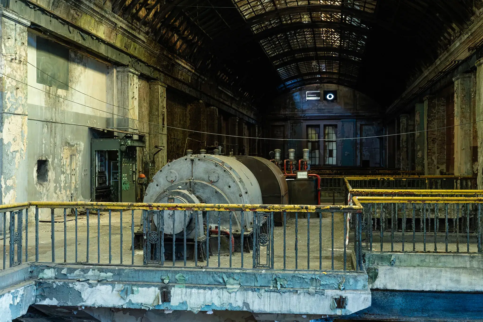 Perspektywa przez otw r w  cianie na industrialne wn trze elektrociep owni