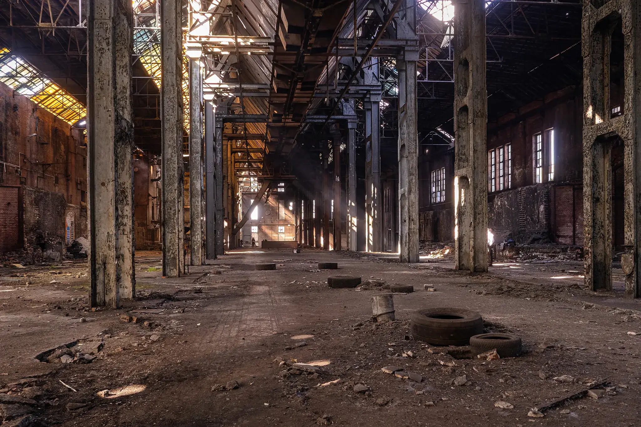 Szeroka hala industrialna z betonowymi kolumnami elektrociep owni