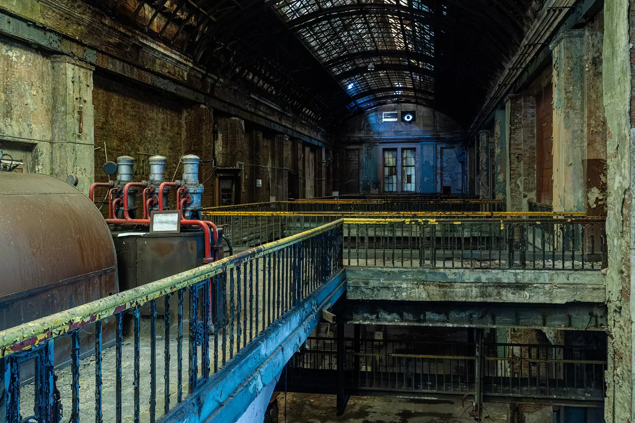 Widok na galerie i instalacje w monumentalnym wn trzu industrialnym elektrociep owni